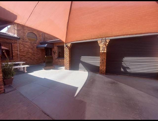 5 BEDROOM HOUSE FOR SALE IN GREENHILLS